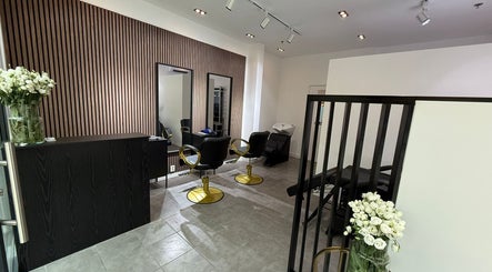 Stijlvol ingerichte salonruimte bij Angelsskin, Rotterdam, Zuid-Holland, NL, met moderne stoelen en spiegelwand.