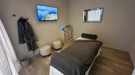 Sala de masajes en Masajes Terapéuticos VitaFer, Richardson, Texas, US con decoración moderna y acogedora.