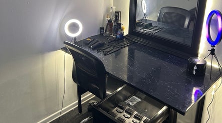 Modern styling station at Yz Cuts in Markham, Ontario, CA, with tools and illuminated mirrors.