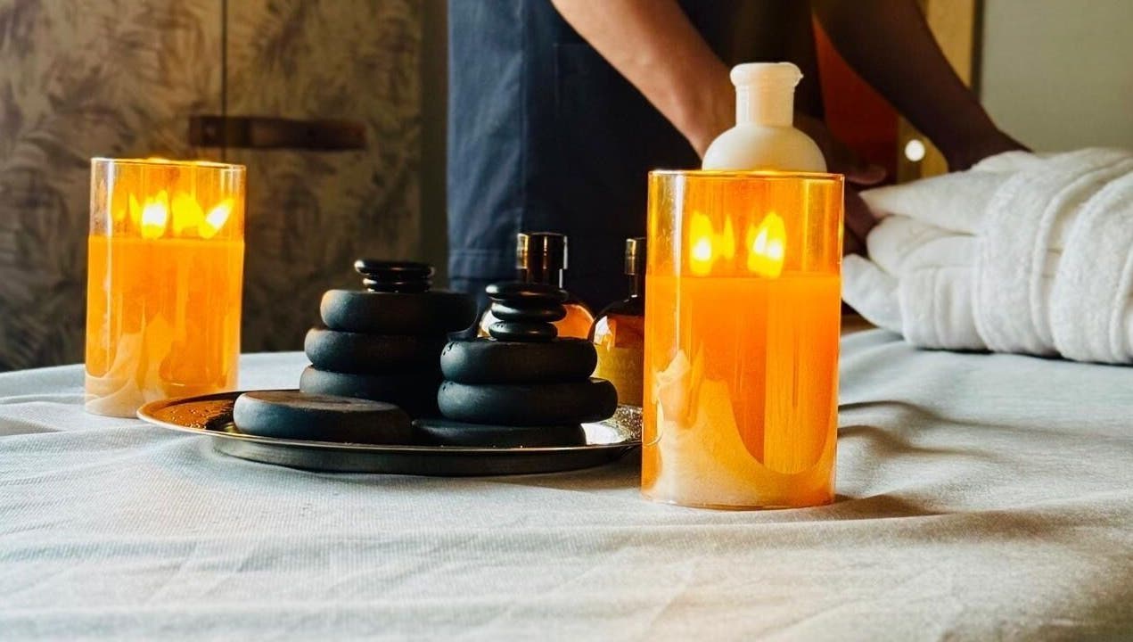 شمع مضيء وأحجار سبا مستدامة في أبعاد سبا | Dimensions Spa في أبها, منطقة عسير, SA.