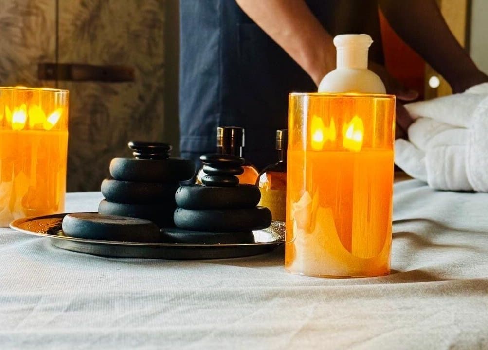 شمع مضيء وأحجار سبا مستدامة في أبعاد سبا | Dimensions Spa في أبها, منطقة عسير, SA.