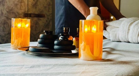 شمع مضيء وأحجار سبا مستدامة في أبعاد سبا | Dimensions Spa في أبها, منطقة عسير, SA.