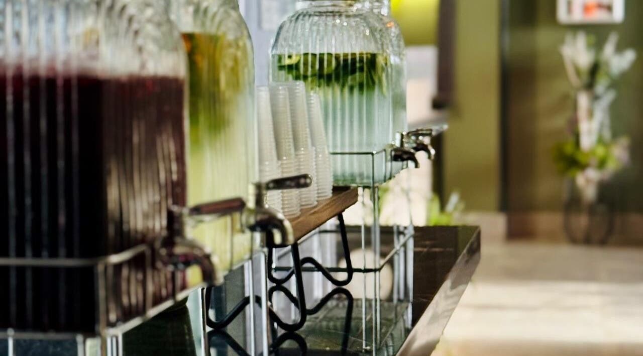 خدمة المشروبات الطازجة في أبعاد سبا | Dimensions Spa، أبها، منطقة عسير، SA.