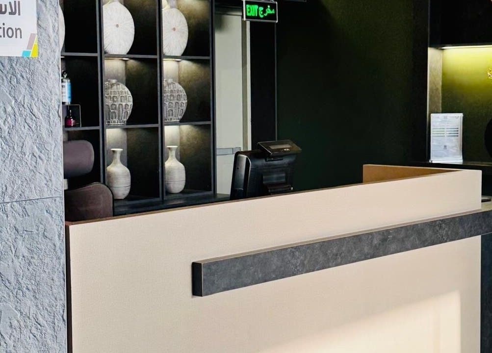 مكتب استقبال حديث في أبعاد سبا | Dimensions Spa، أبها, منطقة عسير, SA يرحب بالزوار.