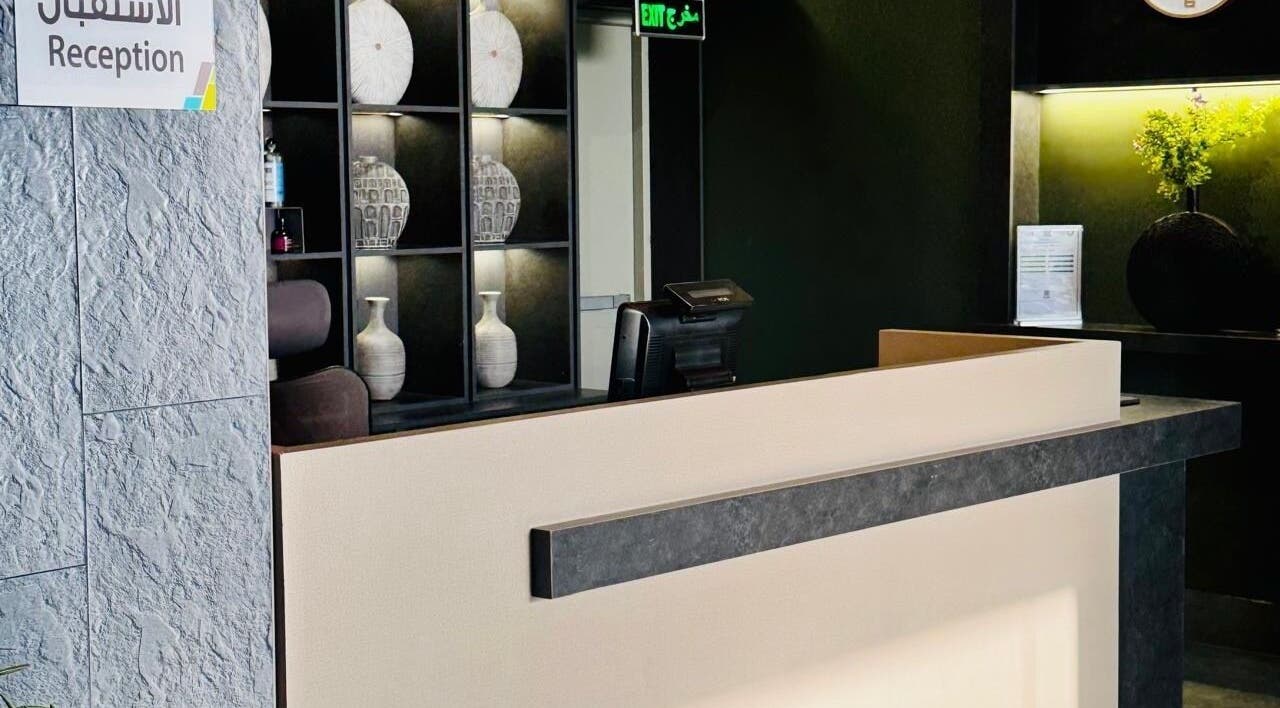 مكتب استقبال حديث في أبعاد سبا | Dimensions Spa، أبها, منطقة عسير, SA يرحب بالزوار.