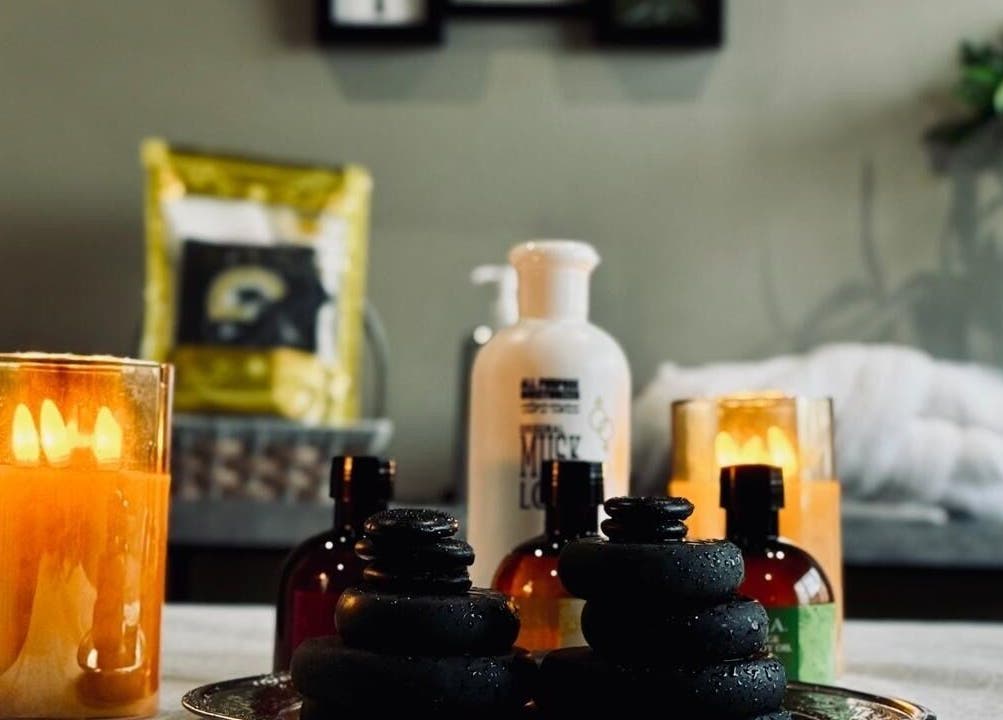 شموع وأحجار تدليك تقدم تجربة استرخاء في أبعاد سبا | Dimensions Spa، أبها, منطقة عسير, SA.