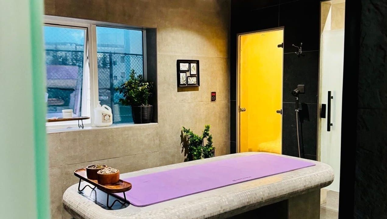 غرفة علاج مريحة في أبعاد سبا | Dimensions Spa، أبها، منطقة عسير، SA، تتميز بتصميم عصري ومريح.