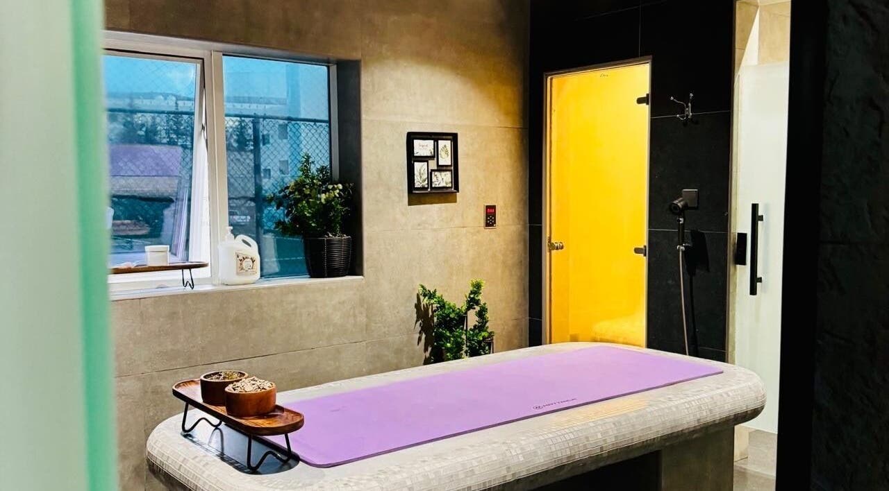 غرفة علاج مريحة في أبعاد سبا | Dimensions Spa، أبها، منطقة عسير، SA، تتميز بتصميم عصري ومريح.