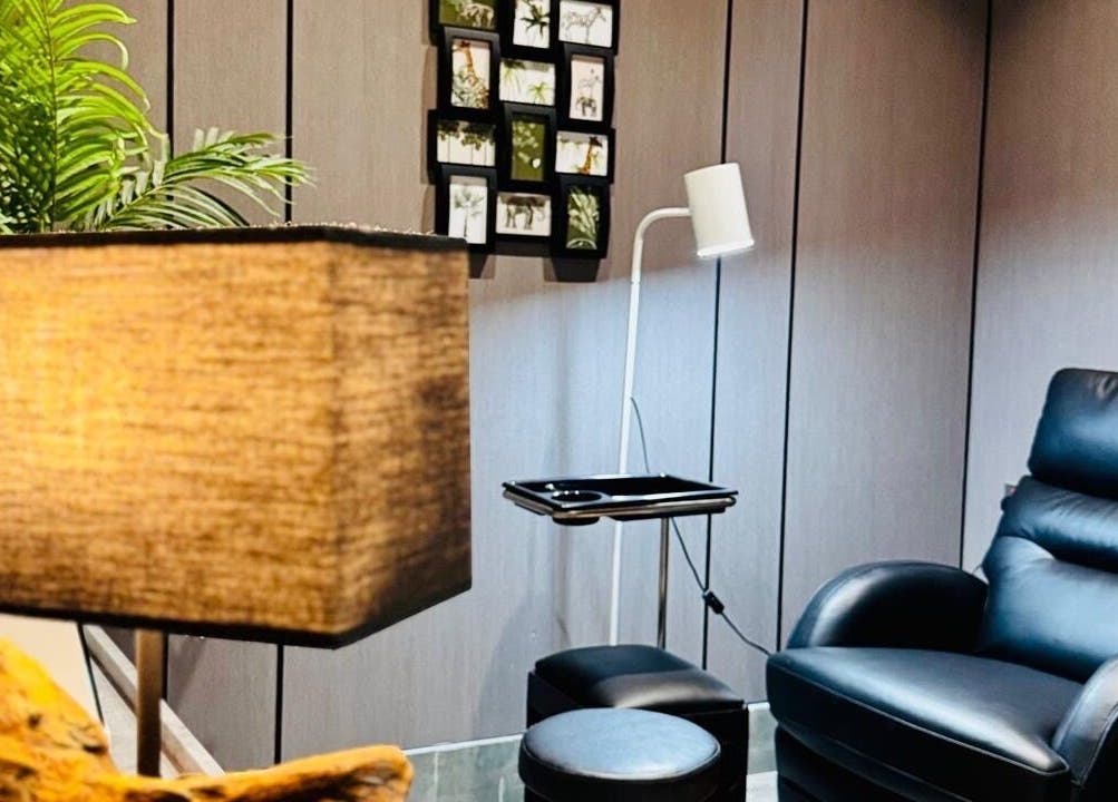 زاوية هادئة في أبعاد سبا | Dimensions Spa، أبها, منطقة عسير, SA توفر جلسة استرخاء مريحة.