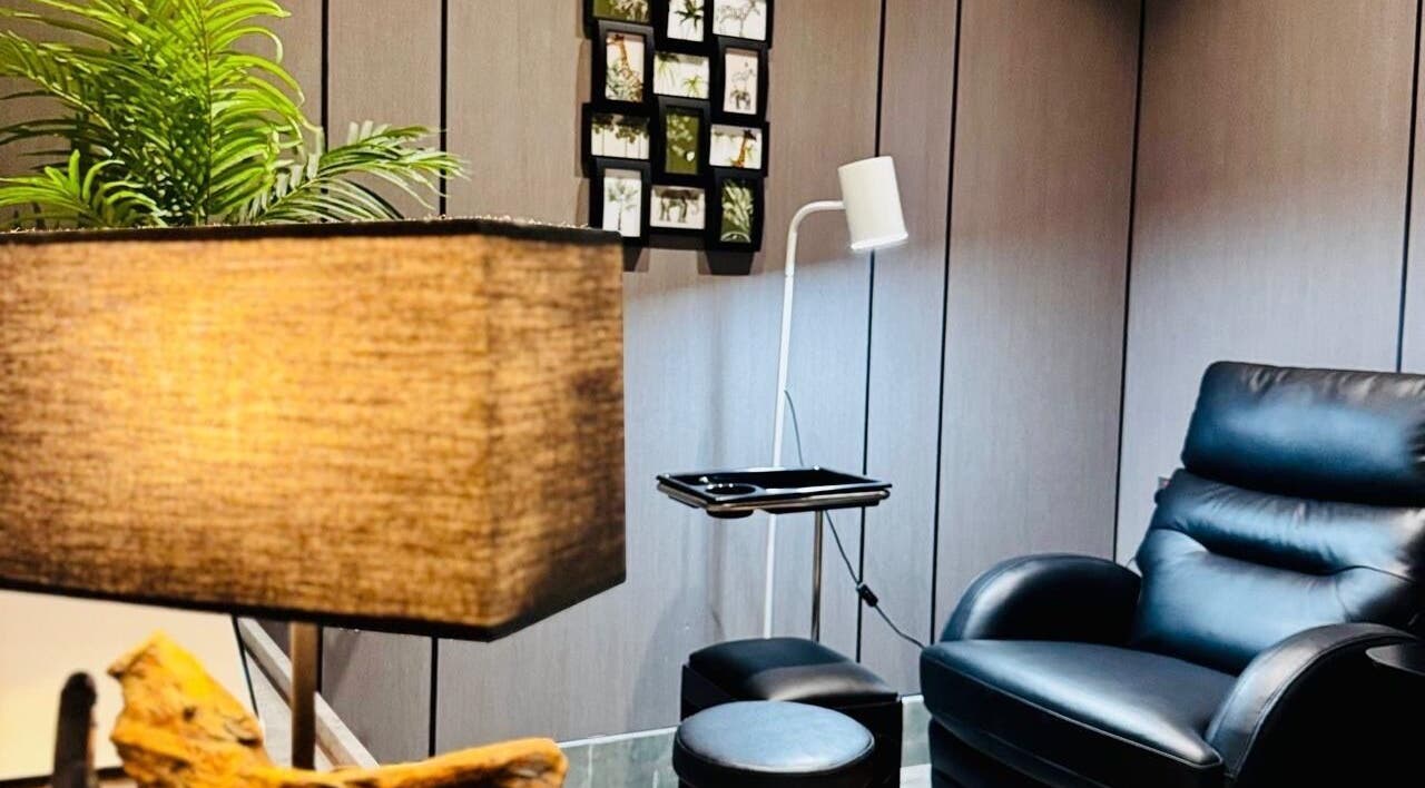 زاوية هادئة في أبعاد سبا | Dimensions Spa، أبها, منطقة عسير, SA توفر جلسة استرخاء مريحة.