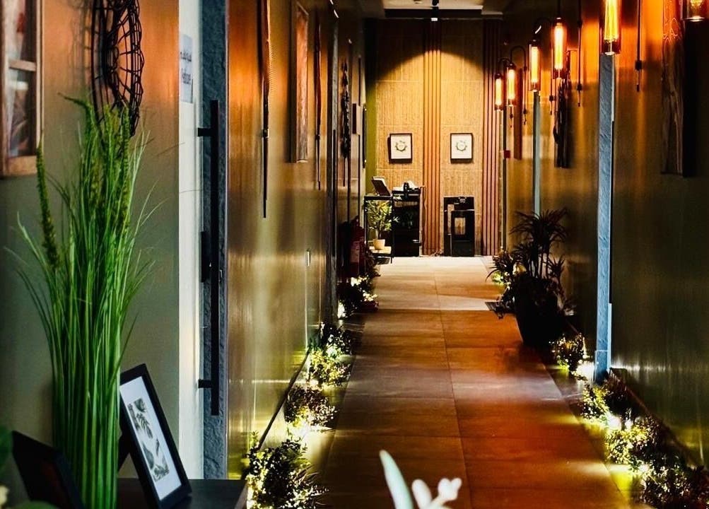 ممر جذاب في أبعاد سبا | Dimensions Spa بأبها, منطقة عسير, SA يعكس الفخامة والراحة.