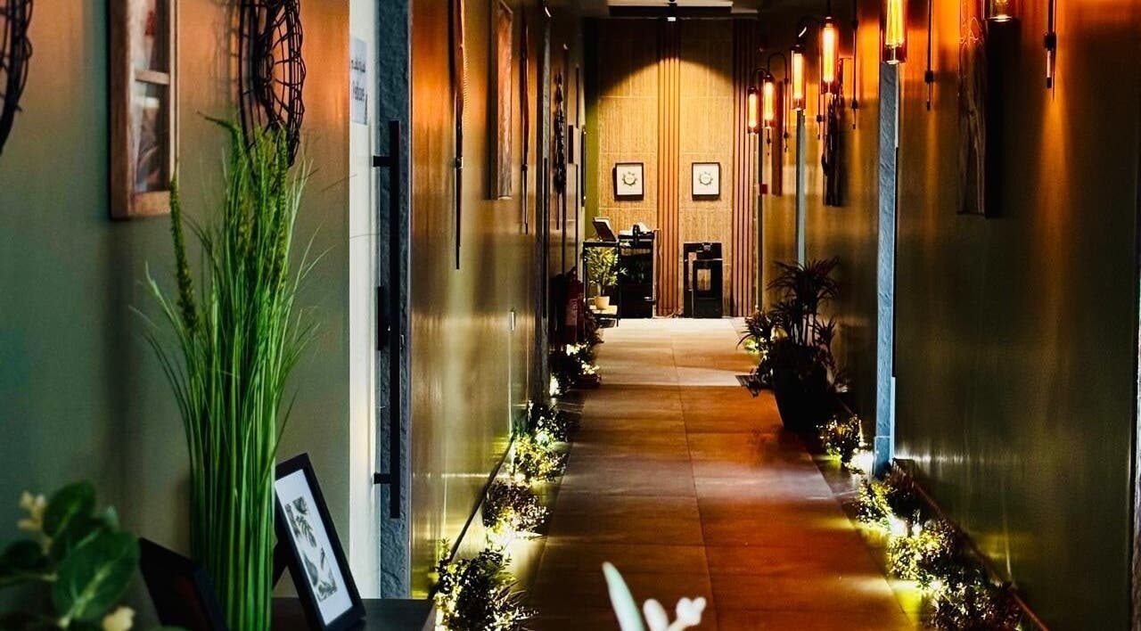 ممر جذاب في أبعاد سبا | Dimensions Spa بأبها, منطقة عسير, SA يعكس الفخامة والراحة.