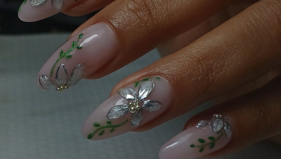 Manicura floral en Ivis Ordaz, Panamá, Provincia De Panamá, PA. Diseño detallado de flores plateadas.