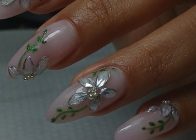Manicura floral en Ivis Ordaz, Panamá, Provincia De Panamá, PA. Diseño detallado de flores plateadas.