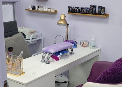 Mesa y silla de belleza en Ivis Ordaz, Panamá, Provincia De Panamá, PA, decorada con utensilios estéticos.