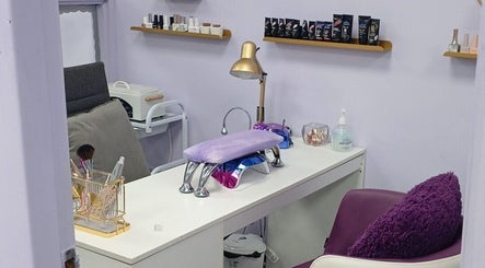 Mesa y silla de belleza en Ivis Ordaz, Panamá, Provincia De Panamá, PA, decorada con utensilios estéticos.