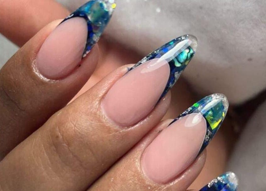 Uñas decoradas con diseño azul y brillo en Ivis Ordaz, Panamá, Provincia De Panamá, PA.