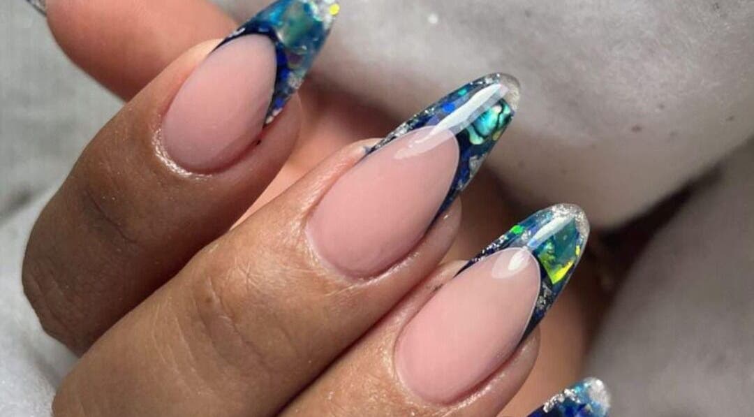 Uñas decoradas con diseño azul y brillo en Ivis Ordaz, Panamá, Provincia De Panamá, PA.