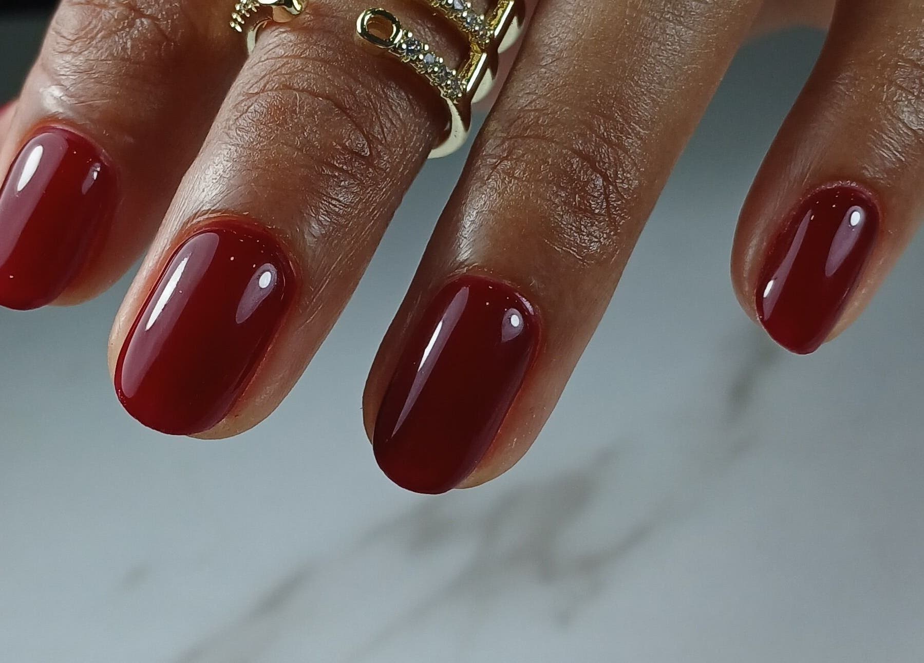 Uñas rojas deslumbrantes en Ivis Ordaz, Panamá, Provincia De Panamá, PA. Estilo moderno y sofisticado.