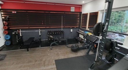 TuS GW Allagen Kraftraum in Warstein, Nordrhein-Westfalen, DE, voll ausgestattet mit modernen Fitnessgeräten.