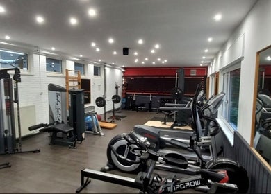 Innenansicht von TuS GW Allagen Kraftraum in Warstein, Nordrhein-westfalen, DE mit modernen Fitnessgeräten.