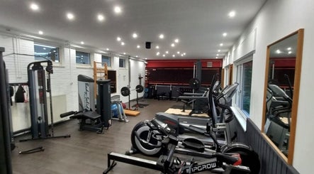 Innenansicht von TuS GW Allagen Kraftraum in Warstein, Nordrhein-westfalen, DE mit modernen Fitnessgeräten.