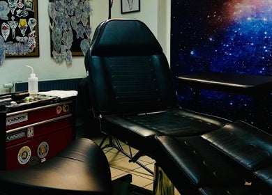 OWLTHRY Tattoo in Meldorf, Schleswig-Holstein, DE, zeigt modernes Studio mit galaktischer Wanddekoration.