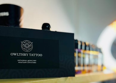 OWLTHRY Tattoo, stilvoll präsentiert in Meldorf, Schleswig-Holstein, DE. Kreative Designs und Kunstwerke.