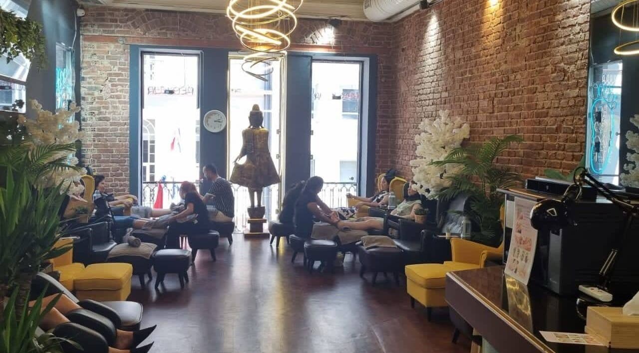 Relaxing interior of Royal Foot Massage, İstanbul, featuring comfortable seating and soothing decor.