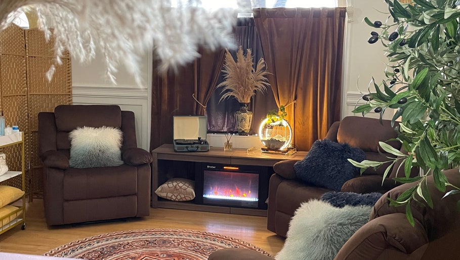 Relaxing lounge at ABC Mobile Acupuncture in San Francisco, California, US with plush chairs and calming decor.