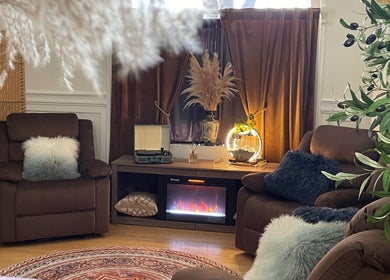 Relaxing lounge at ABC Mobile Acupuncture in San Francisco, California, US with plush chairs and calming decor.