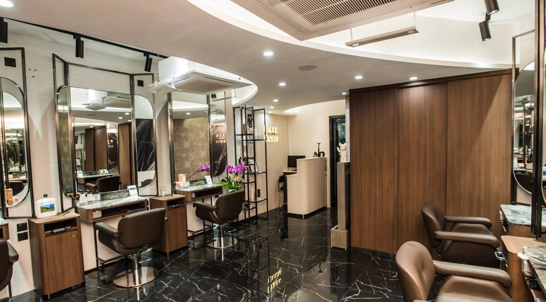 Hair Ennis美发沙龙内景展示现代装潢，位于九龙，HK。