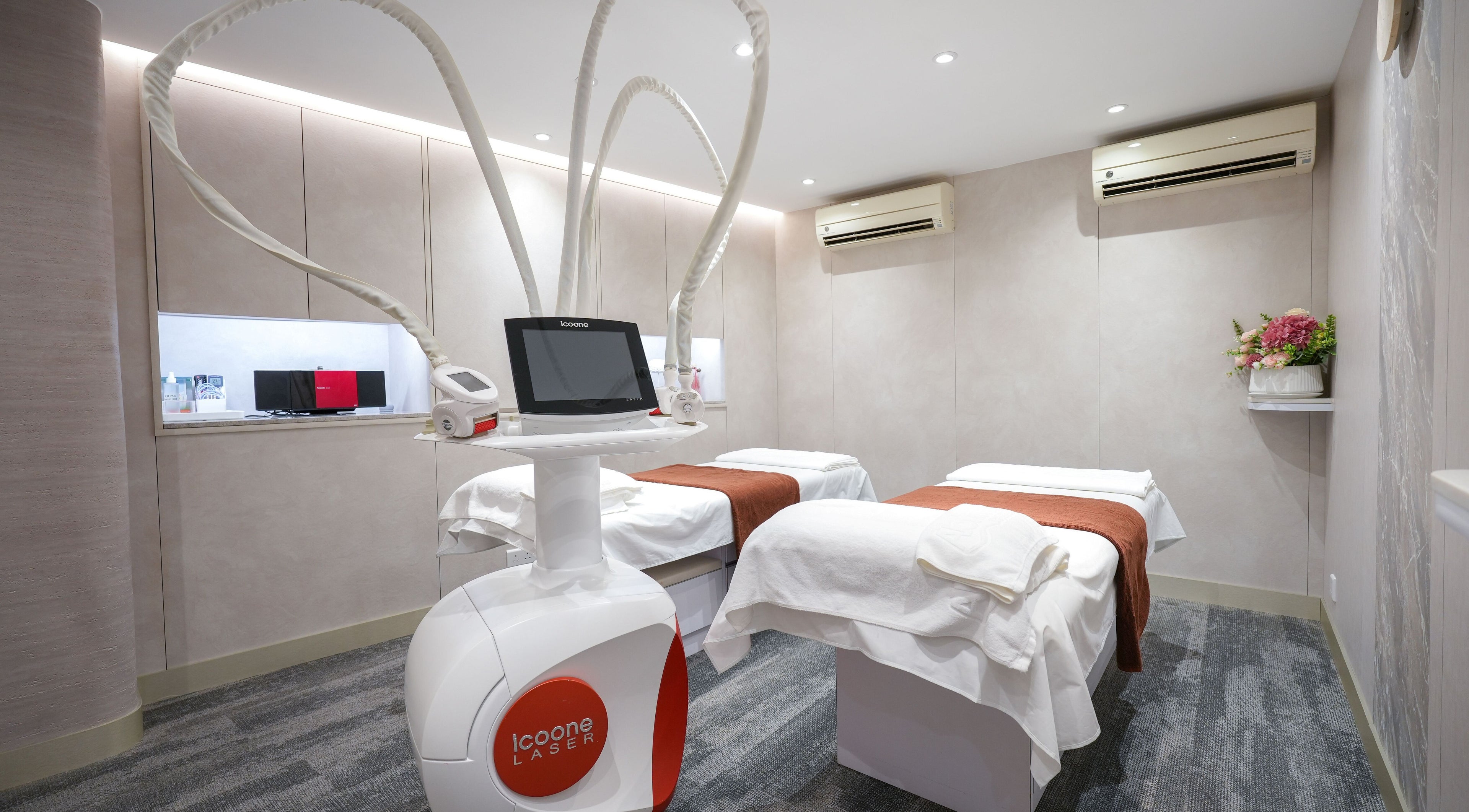 Alchemy Beauty 艾卡美美容的療程房，位於九龍, 九龍, HK，配有先進設備和舒適躺椅。