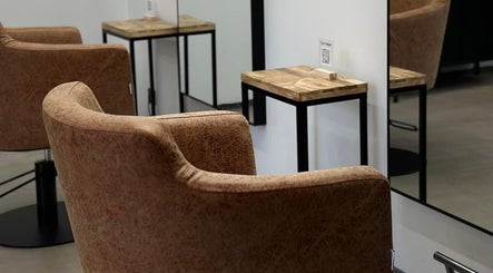 Теплый интерьер Clay Beauty Space в Таллине с комфортными креслами и деревянными столиками.