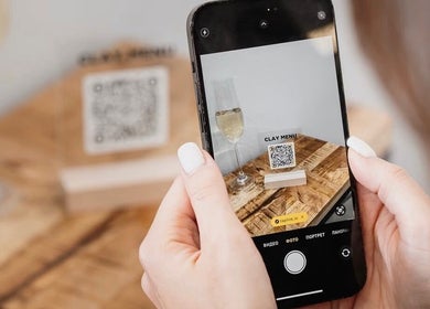Сканирование QR-кода меню в Clay Beauty Space, Таллинн, Harju maakond, EE, для удобного заказа.