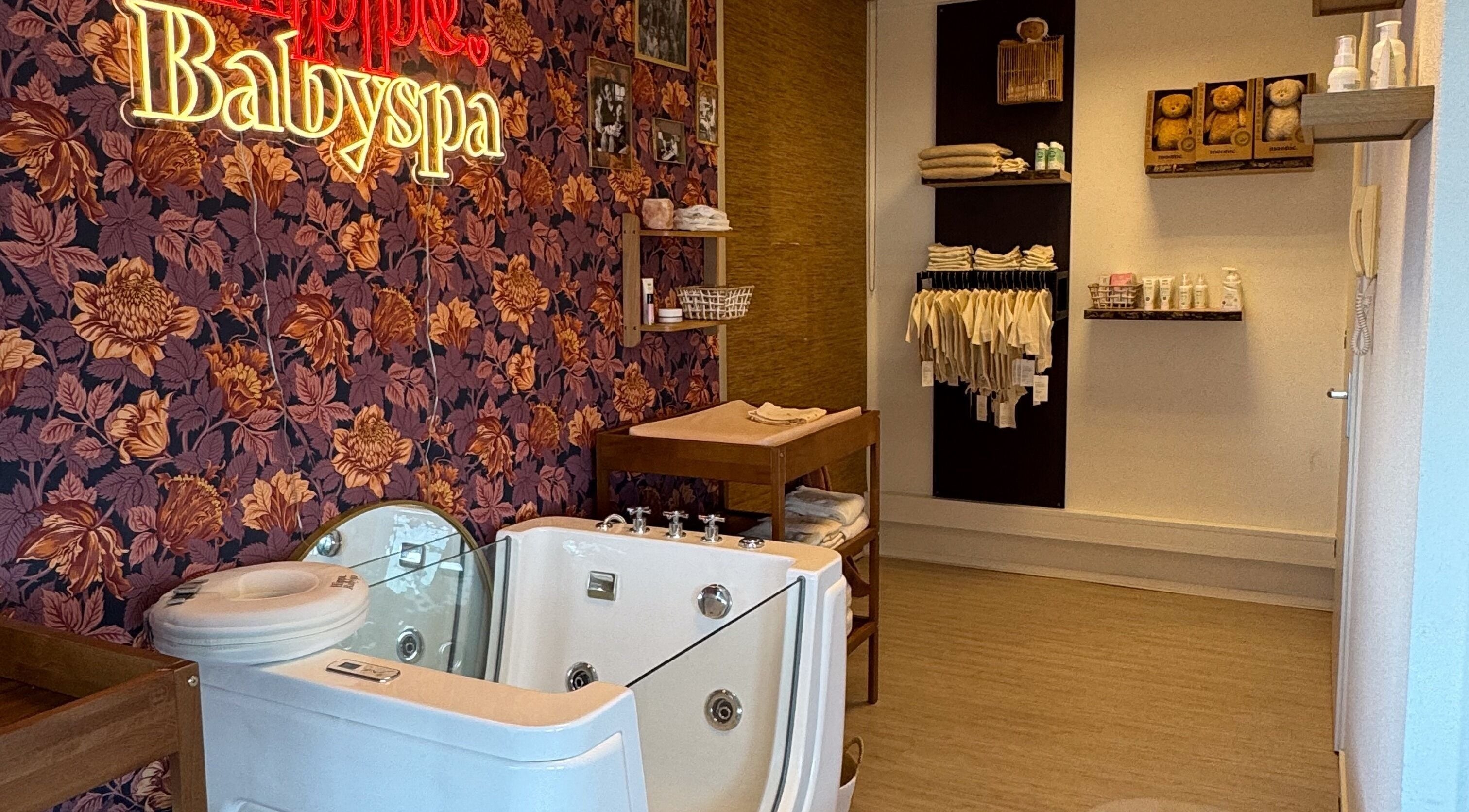 Verzorgde babyspa-ruimte bij Hippekraamzorg in Haarlem, Noord-holland, NL met jacuzzi en stijlvolle inrichting.