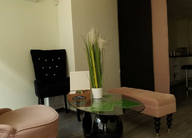 Уютен кът в DeVibe, Варна, Варна, BG с елегантни столове и маса.