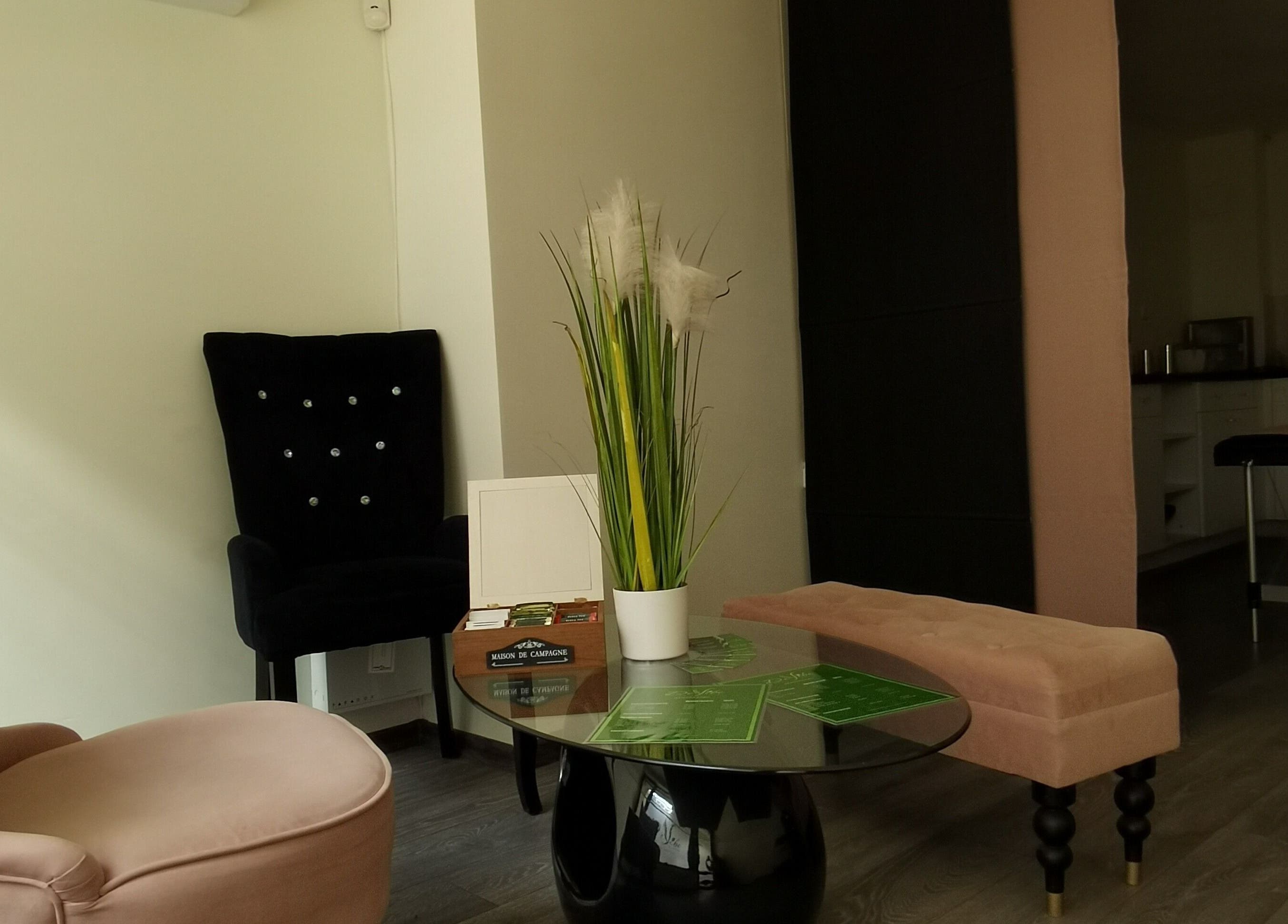 Уютен кът в DeVibe, Варна, Варна, BG с елегантни столове и маса.