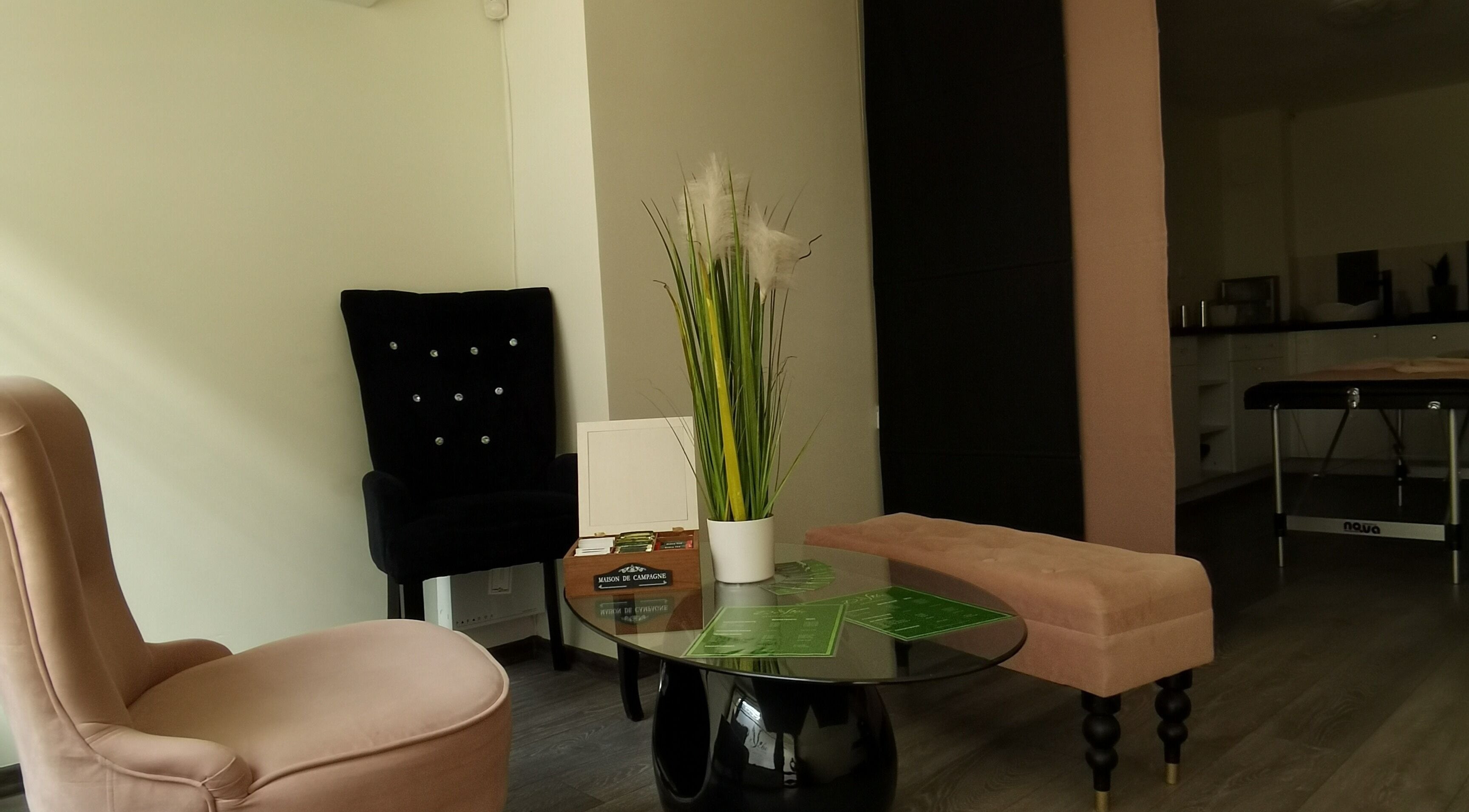 Уютен кът в DeVibe, Варна, Варна, BG с елегантни столове и маса.