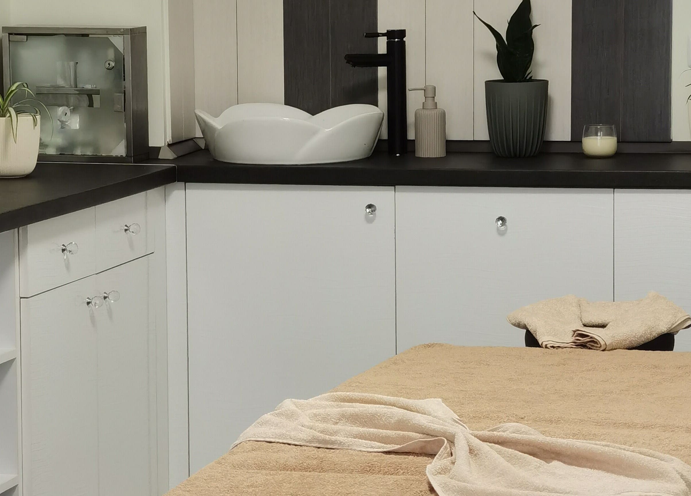 Спа стая в DeVibe, Варна, Варна, BG, с масажна маса, растения и модерни мебели.