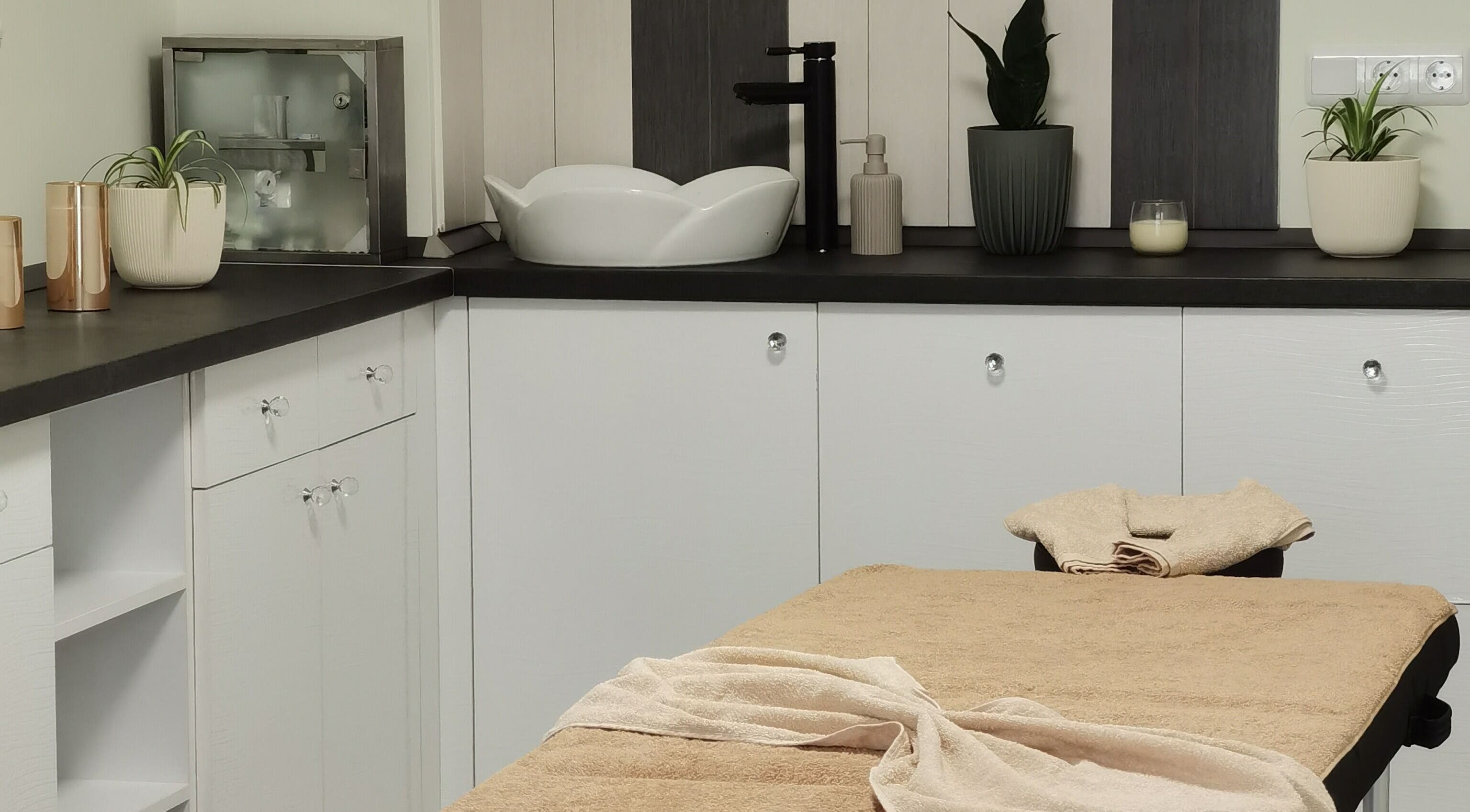 Спа стая в DeVibe, Варна, Варна, BG, с масажна маса, растения и модерни мебели.