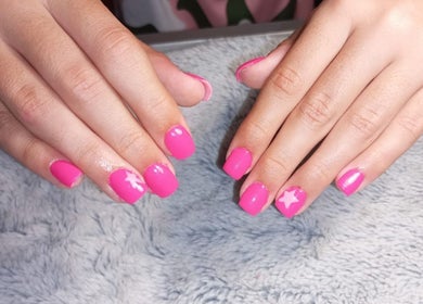 Manicura en Carmen_estetiiica, San José De La Rinconada, Andalucía, ES con esmalte rosado y diseño de estrella.
