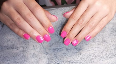 Manicura en Carmen_estetiiica, San José De La Rinconada, Andalucía, ES con esmalte rosado y diseño de estrella.