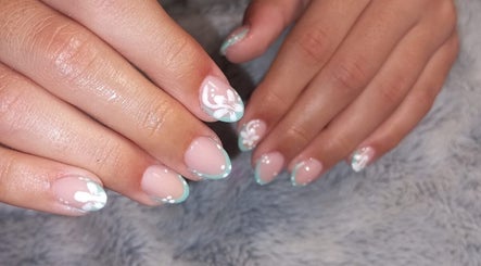 Manicura elegante en Carmen_estetiiica, San José De La Rinconada, Andalucía, ES. Uñas decoradas con flores y tonos pastel.