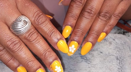 Uñas amarillas brillantes con diseño floral en Carmen_estetiiica, San José De La Rinconada, Andalucía, ES.