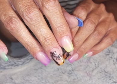 Diseño de uñas coloridas en Carmen_estetiiica, San José De La Rinconada, Andalucía, ES.