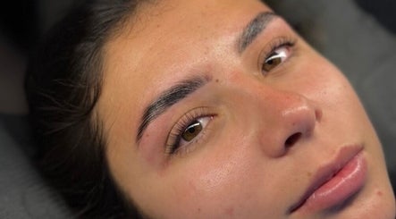 Soin des yeux chez Dënyîa Beauty, Champigny-sur-marne, Île-de-france, FR pour éclat naturel.