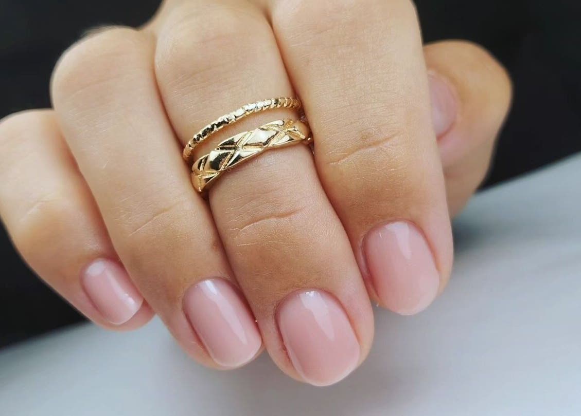 Manucure classique avec bague dorée chez Au Cœur des Ongles, Marmagne, Bourgogne-franche-comté, FR.