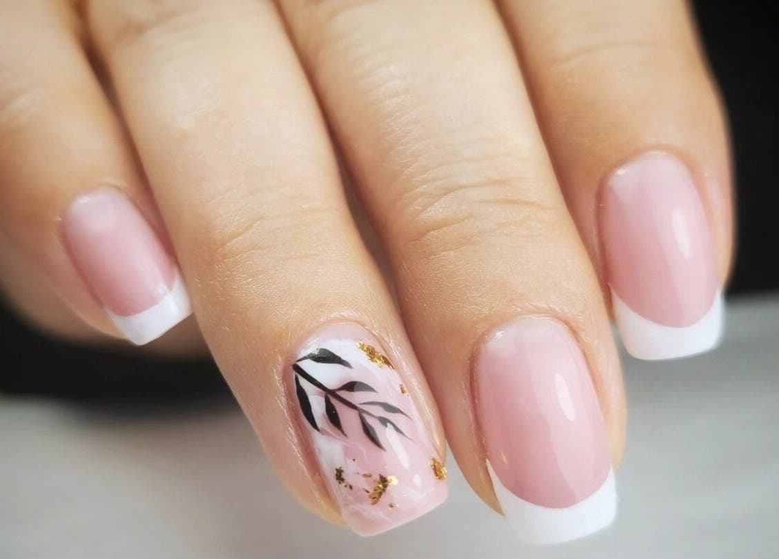 Manucure élégante à Au Cœur des Ongles, Marmagne, Bourgogne-franche-comté, FR avec design raffiné.