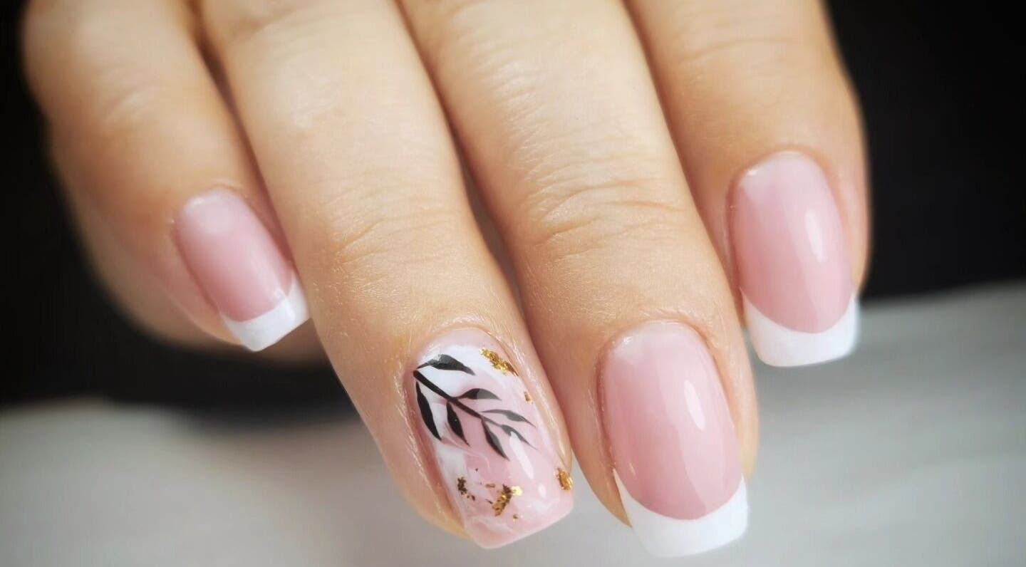 Manucure élégante à Au Cœur des Ongles, Marmagne, Bourgogne-franche-comté, FR avec design raffiné.